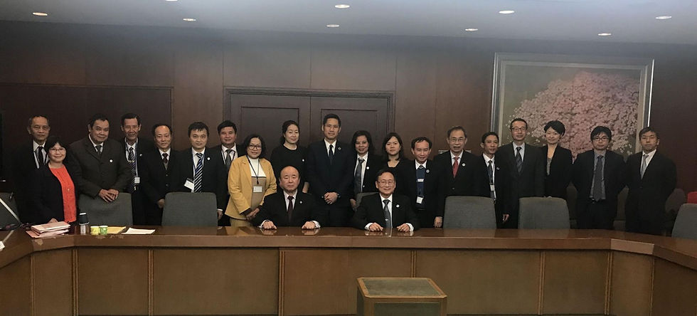 LS. Kazuhiro Nakamoto chụp ảnh lưu niệm với Đoàn công tác LĐLSVN