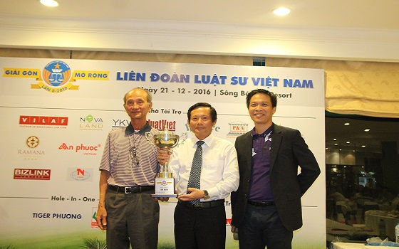 Ông Võ Viết Thanh (nguyên Chủ tịch UBND TPHCM, Chủ tịch danh dự Hội Golf TPHCM) trao giải Best Gross Bảng Luật sư cho Luật sư Phan Trung Hoài