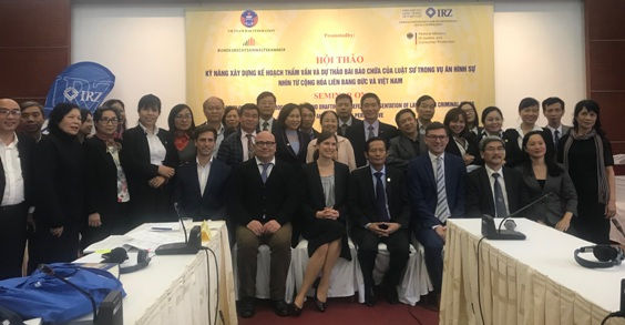 Chuyên gia Đức và các đại biểu, luật sư ở Hà Nội chụp ảnh lưu niệm sau Hội thảo