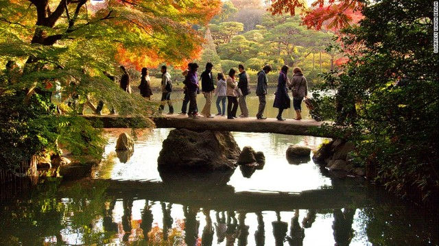 Hoàng hôn ở Công viên Shinjuku Gyoen ở Tokyo