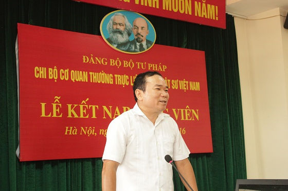 Đồng chí Nguyễn Kim Tinh, Phó Bí thư Thường trực Đảng ủy Bộ Tư pháp phát biểu tại buổi lễ