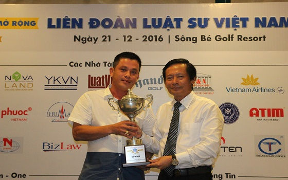 Luật sư Phan Trung Hoài - Trưởng Ban tổ chức trao giải Best Gross Giải mở rộng cho gôn thủ Huỳnh Quang Đức (khách mời)