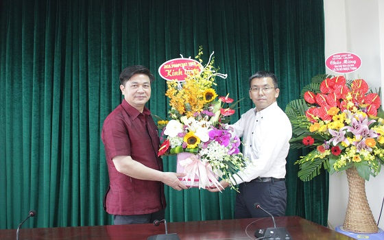 Ông Tsukahara Masanori – Cố vấn pháp luật Dự án JICA tặng hoa chúc mừng Tân Chủ tịch LĐLSVN