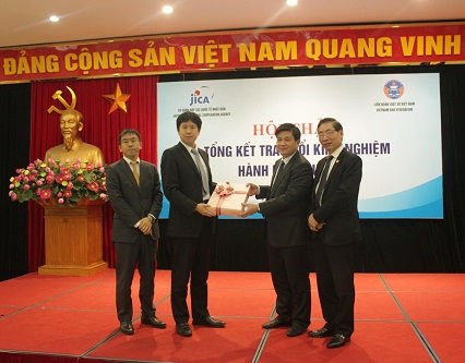 Đại diện LĐLSVN tặng quà và cảm ơn Ông Matsumoto vì những đóng góp của Ông trong nhiệm kỳ vừa qua đối với sự phát triển của đội ngũ luật sư Việt Nam