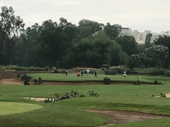 Khung cảnh các luật sư thi đấu trên lỗ số 6 Par 3 sân Desert