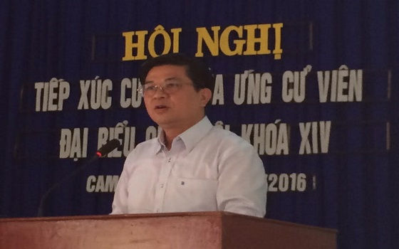 Luật sư Đỗ Ngọc Thịnh trình bày chương trình hành động tại một buổi tiếp xúc cử tri