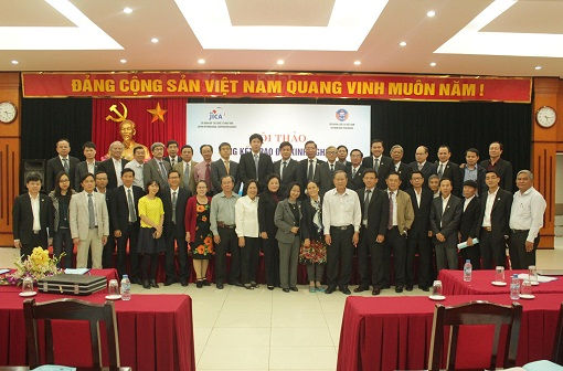 Các đại biểu tham dự Hội thảo chụp ảnh lưu niệm