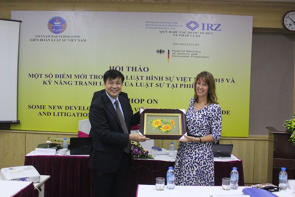 Chủ tịch LĐLSVN Đỗ Ngọc Thịnh tặng quà lưu niệm cho Bà Angela Schmeink...