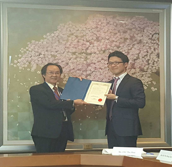 Luật sư Nguyễn Minh Tâm nhận chứng chỉ khoá đào tạo của JICA vào trưa ngày 12/12/2016