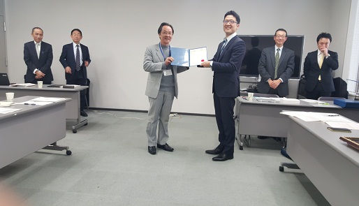 Đại diện JICA trao giấy chứng nhận hoàn thành khóa nghiên cứu cho Luật sư Nguyễn Minh Tâm (bên trái) (Ảnh: Hoài Phan)
