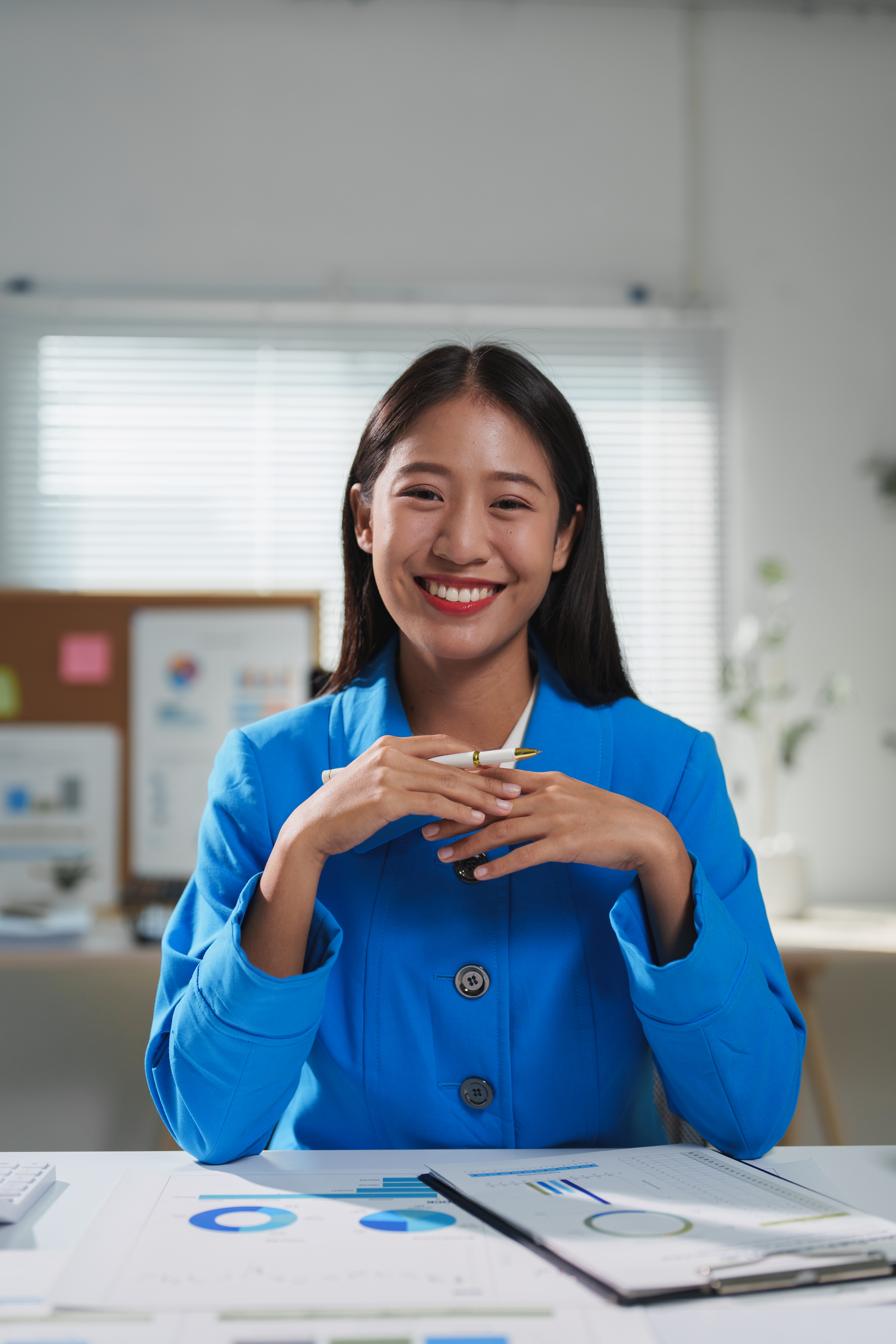young-happy-businesswoman-sitting-at-her-desk-and-2025-09-08-10-34-25-utc.jpg