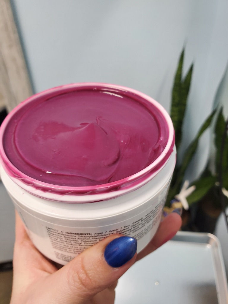 Thumbnail: magenta color bomb