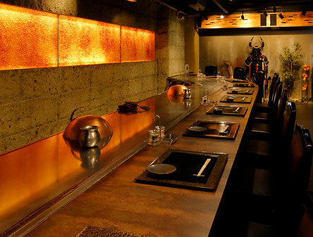 限定13席の鉄板焼きカウンター 50 years in Shinjuku. A new world created by the famous teppanyaki restaurant Pandora. Enjoy carefully selected Wagyu and Kobe beef steaks.