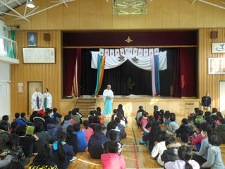 体育館で巫女舞