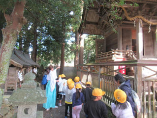 『八木東小学校』の一年生の子供たちが、秋を見つけに来てくれました🍁