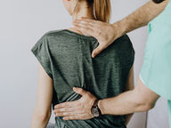 Goldimplantation: Schonend Schmerzen lindern – auch bei Gelenken und Wirbelsäule