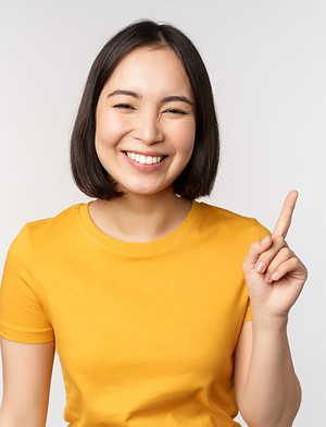 Mulher feliz mostrando os benefícios em fazer a gestão essencial com a Moove