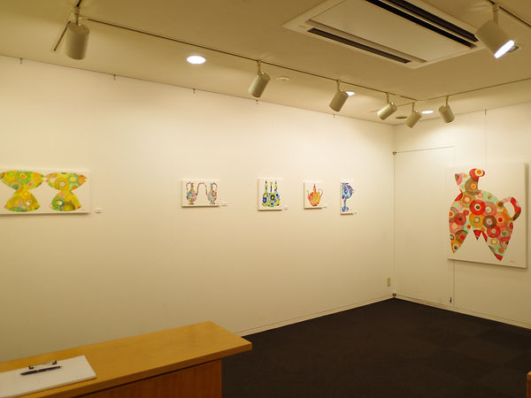 ミラクル流星群2020展の展示風景。左から「遊牧民」「ターコイズの旅」「深い夜の星」「フリジエ」「海の水」「懐かしい愛」が白い壁に並んでいる。