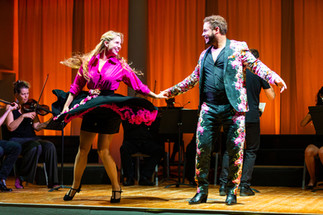 Mehrere Bilder die ein tanzendes Paar, ein großes Orchester, einen Sänger und den Schlossplatz von Eisenstadt bei Nacht zeigen.