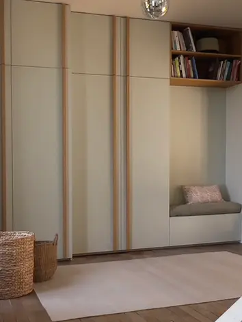 Rangement sur mesure conçue par une architecte d'intérieur à Vannes, avec matériaux naturels, bois, couleur douce. Entrée optimisée et chaleureuse.
