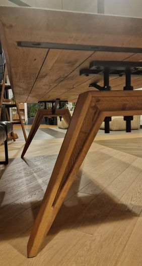 Sputnik étkezőasztal tömör tölgyfa lábszerkezete