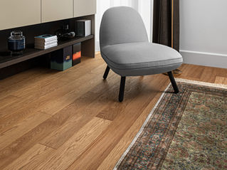 Olajozott tölgyfa parketta természetes felülettel nappali enteriőrben