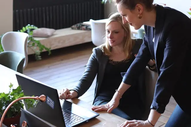 Dos mujeres trabajando juntas en un coworking