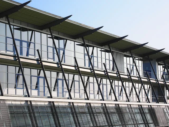 Placas solares encima de un edificio con una arquitectura muy moderna