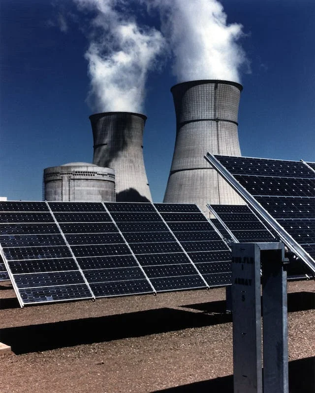 Instalación fotovoltaica al lado de una central nuclear