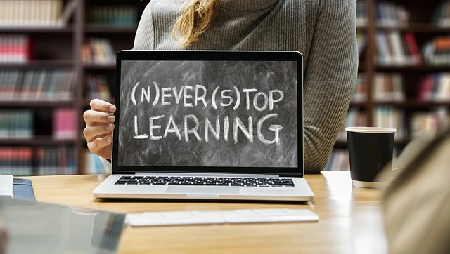 Cartel ilustrativo en un portátil que poner never stop learning