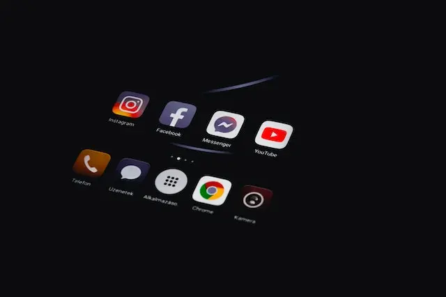 movil con muchas redes sociales