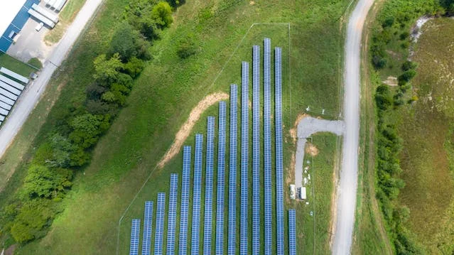Placas solares sobre un monte