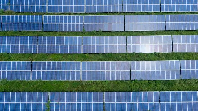 Instalación fotovoltaica alineadas vista aerea