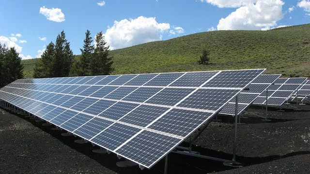 Placas solares sobre un monte de castellon