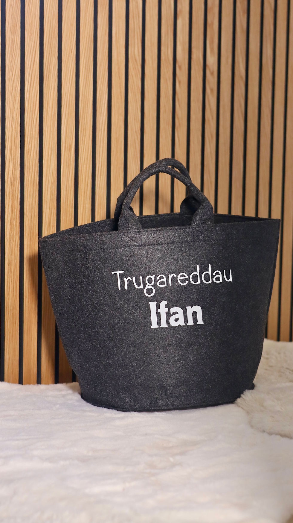 Thumbnail: Bag ffelt gyda'r sgrifen "Trugareddau"
