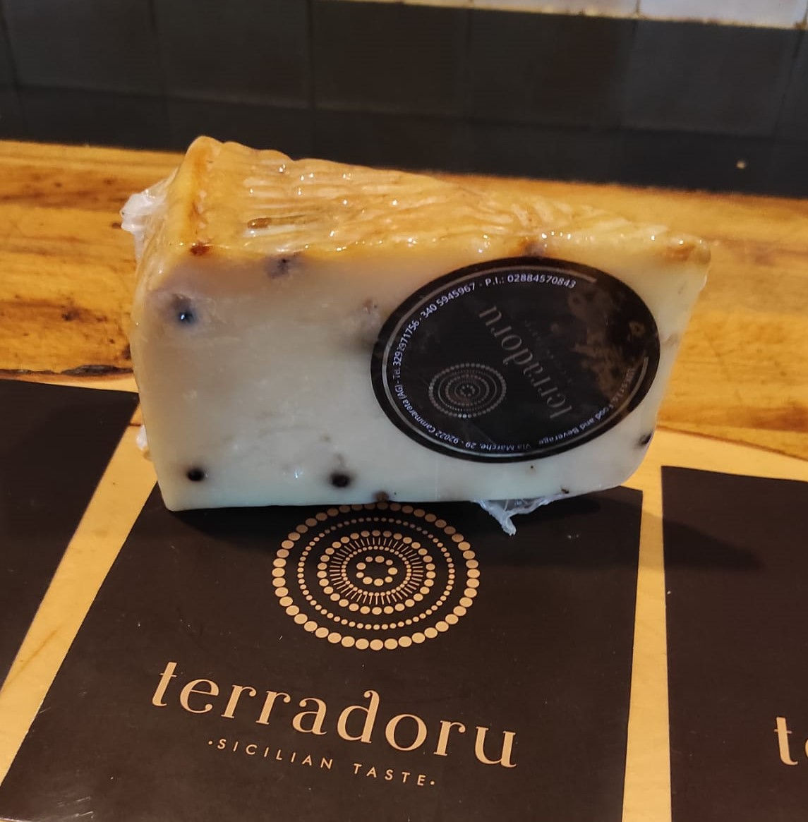 Pecorino semi - stagionato al pepe nero