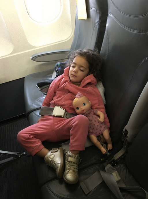 Criança dormindo no avião