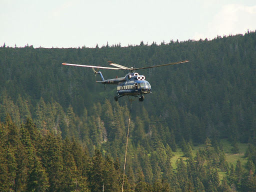 Jednodenní uzavření zámku kvůli leteckému transportu nosníků.
