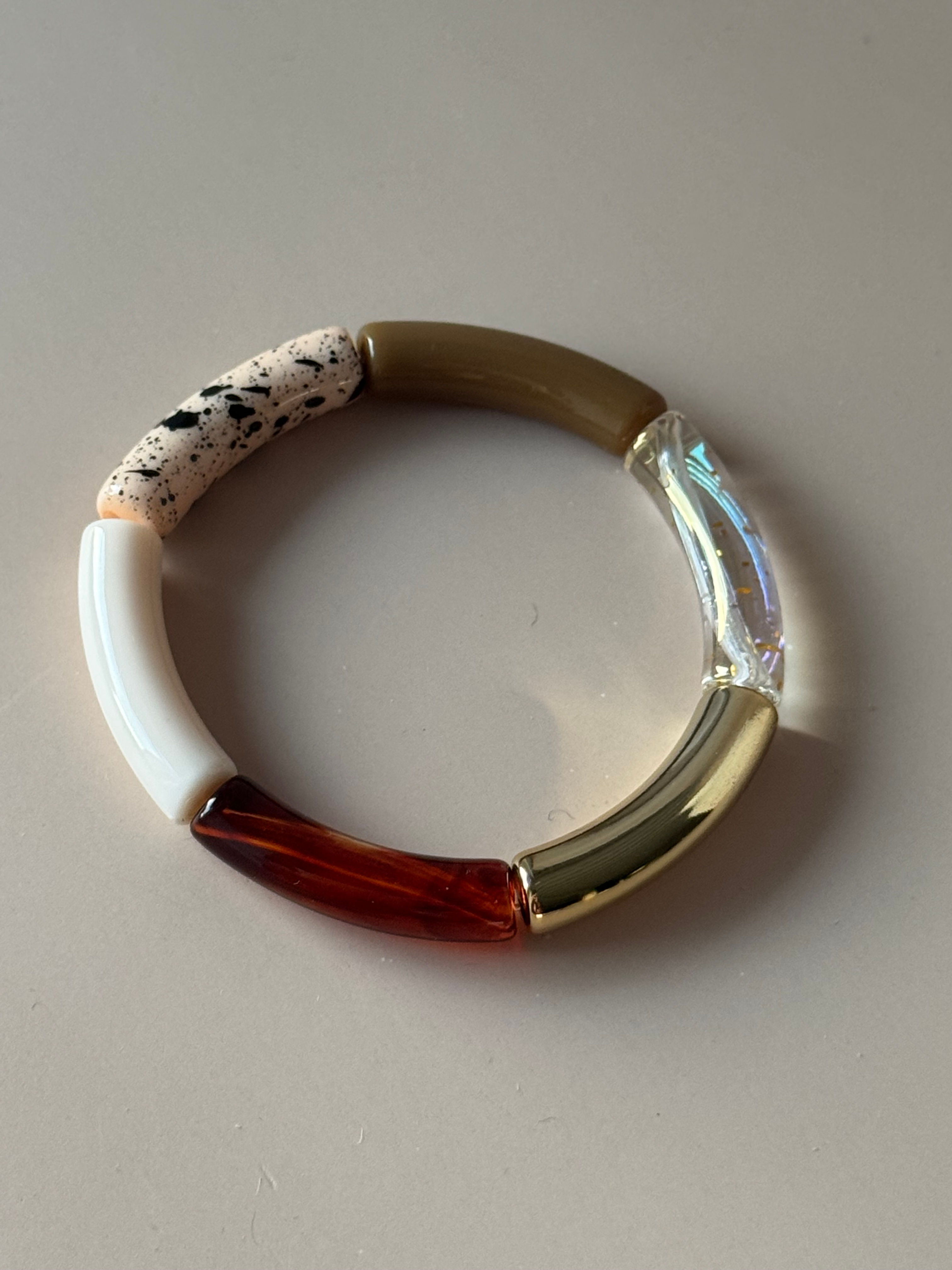 bracelet en perles acryliques Jade moucheté ambre et paillettes