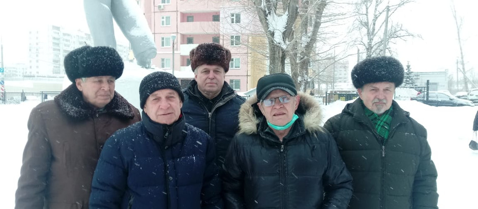 Возложение цветов к памятнику В.И Ленина в Авиастроительном районе города Казани