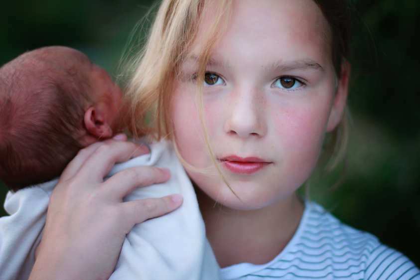 Junges Mädchen hält seinen Bruder