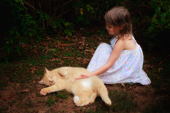 Mädchen und rote Katze