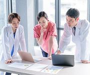 医師を含む専門チームイメージ