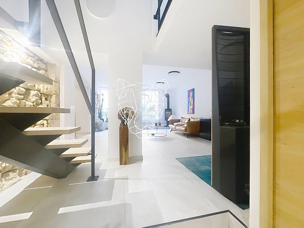 MAISON ATYPIQUE F6 de 215 m2 avec piscine à GRANS(13450)