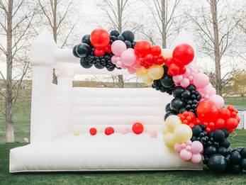 13x13 White Bounce Castle with balloon garland.
