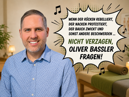 Oliver Bassler in seiner Naturheilpraxis in Weinfelden mit humorvoller Botschaft aus einem Patientensong