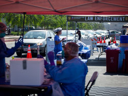 Trong khi đại dịch lan rộng tại Mỹ, một con số kỷ lục 5.4 triệu người mất bảo hiểm