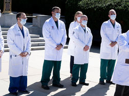 Bác sĩ nói Trump ‘đang rất khỏe,’ nhưng nguồn tin khác cho biết 48 giờ tiếp theo mới là ‘then chốt’