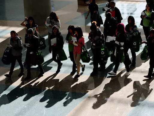 Giáo Sư Bị Hoãn Việc Làm Sau Khi Yêu Cầu Sinh Viên 'Anh Hóa' Tên