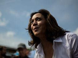 Người Mỹ gốc Ấn muốn “bắt quàng làm họ” với Kamala Harris, nhưng đó là một cái bẫy.